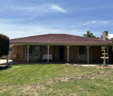 LARGE FAMILY HOME WITH A POOL! - Photo 2