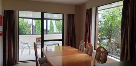Spacious 4 bdrm house on quiet street - short term - Photo 3