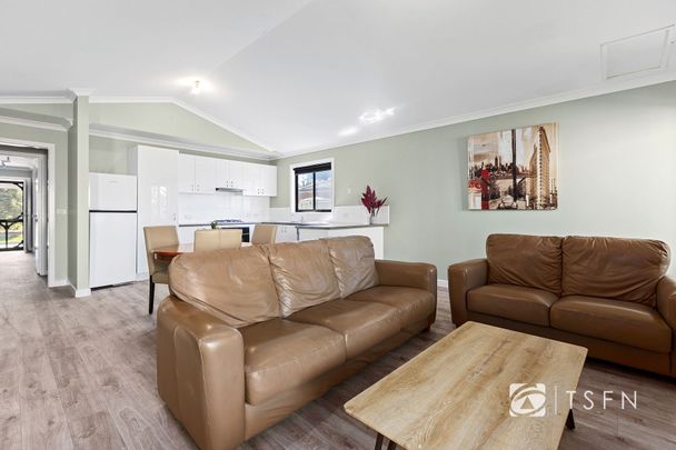 FULLY FURNISHED 3 Bedrooms - 10 MINS TO BENDIGO HOSPITAL - Photo 1