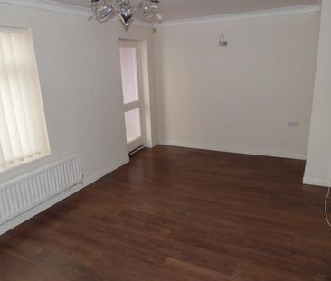 2 bedroom end of terrace house to rent - Photo 2