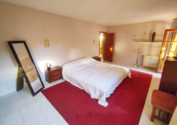 Spacious villa for rent for a long term with sea views and close to Lady Elizabeth school.