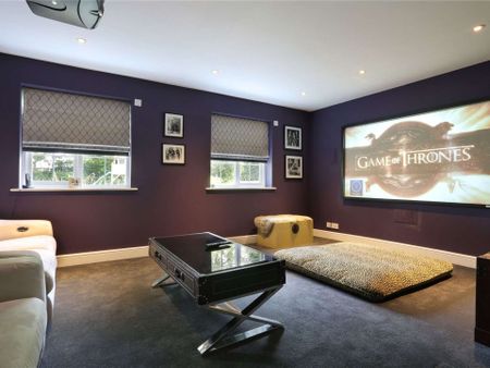 A stunning family home set in beautifully landscaped mature grounds, available on a short let basis - Photo 4