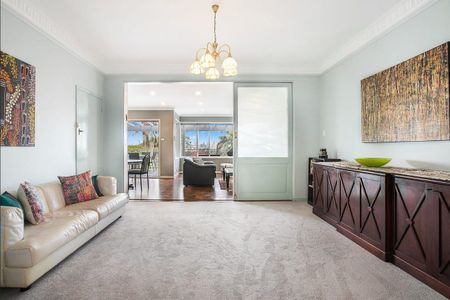 Generous Family Haven with Iconic Harbour Views - Photo 2