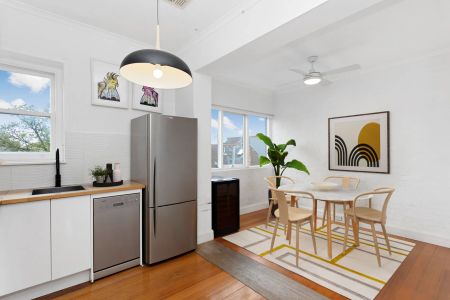 Fully Renovated Art Deco in Prime Lifestyle Locale (3 parking permits available) - Photo 4