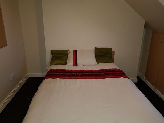 4 bedroom flat to rent - Photo 1