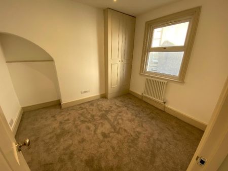 3 bedroom end of terrace house to rent - Photo 2