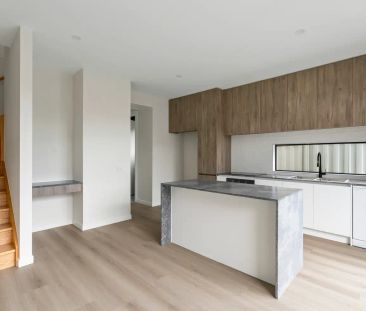 “Modern Two-Bedroom Townhouse in Pascoe Vale” - Photo 3