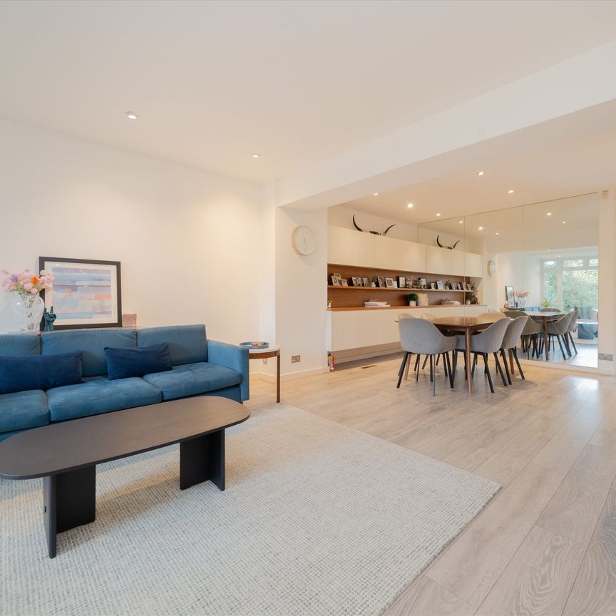 Woodsford Square, Holland Park, W14, London - Photo 1