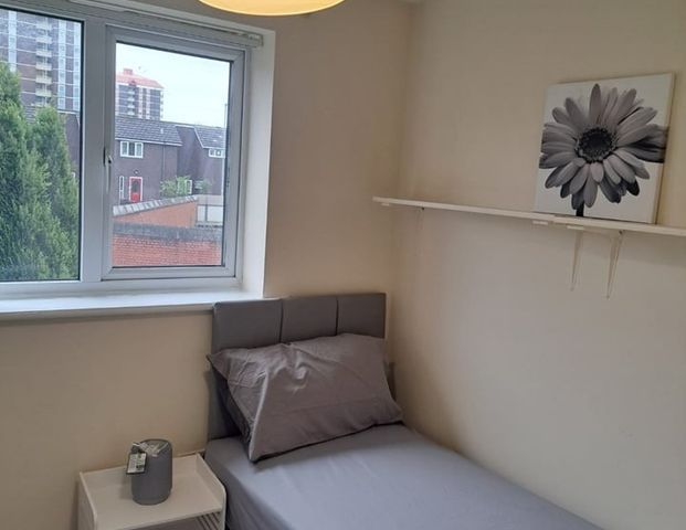 Room in a Shared House, Signal Drive, M4O - Photo 1