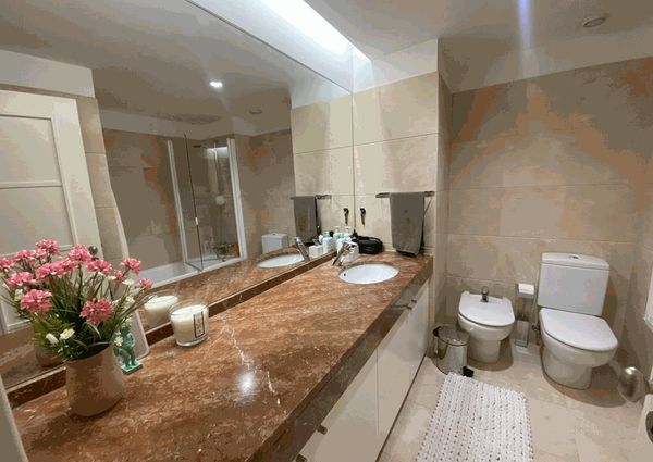 Apartamento T2 para arrendamento sem móveis com piscina nas Laranjeiras, Lisboa