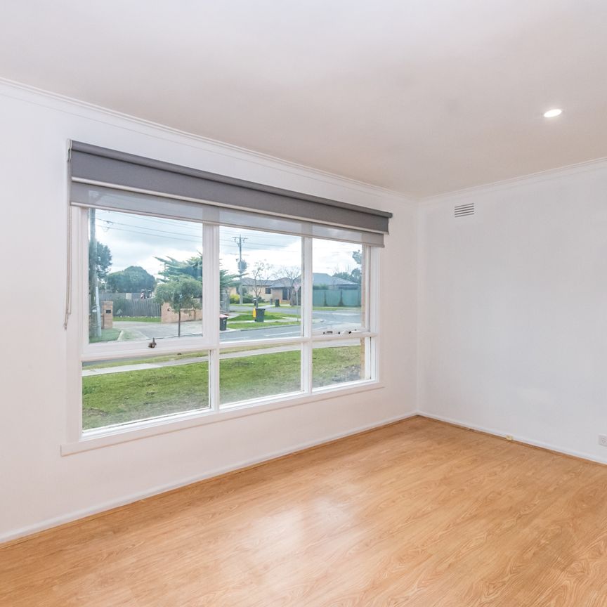 38 South Gateway, Avondale Heights VIC 3034 - House For Rent | Domain - Photo 1