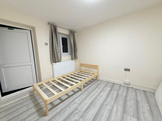 Two bedroom Ground Level detached Flat - ilford lane - Photo 1