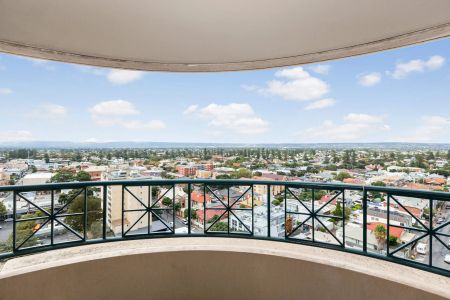 Elevated Coastal Living – Sub-penthouse Apartment with Panoramic Views - Photo 3