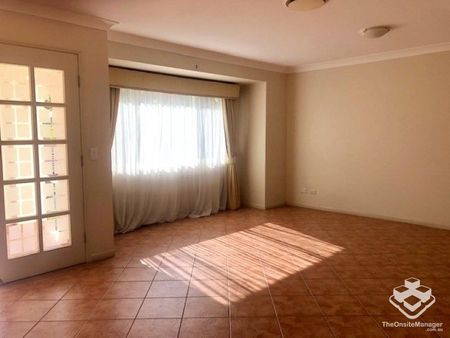 Spacious Unfurnished 3 Bedroom 3bathroom Villa Within Gated Community - Photo 4