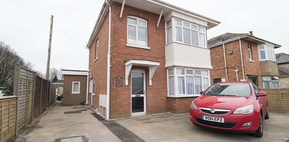 1 bed flat to rent in Columbia Road, Bournemouth, BH10 - Photo 2