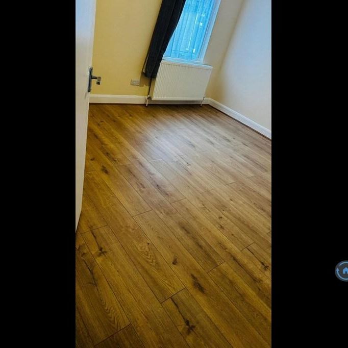1 bedroom in a flat share to rent - Photo 2