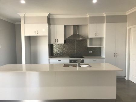 Two Bedroom Modern Unit in Central West Location - Photo 3