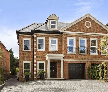 A beautifully presented executive home in a private gated development in central Esher. Offering contemporary & adaptable accommodation across 3 floors. - Photo 2