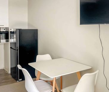 Modern 2 bedroom furnished apartment with Harbour bridge views! - Photo 5