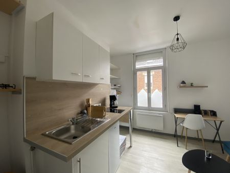 STUDIO MEUBLÉ QUARTIER SAINT PIERRE TOUTES CHARGES COMPRISES - Photo 4