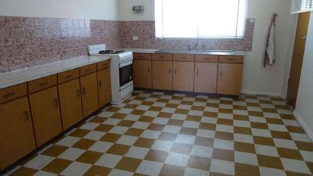 Spacious Upstairs Unit in Prime Location - Photo 3