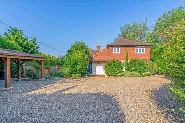 A charming, modern four-bedroom family home in the popular village of Little Marlow, with fabulous countryside views. - Photo 1