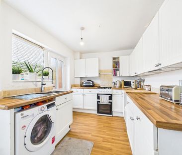 3 bedroom end of terrace house to rent - Photo 1