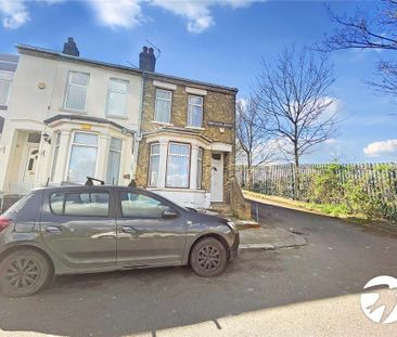 4 bedroom end of terrace house to rent - Photo 2