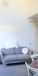 Modern 2 Bedroom Apartment Available for 2026 - Photo 4