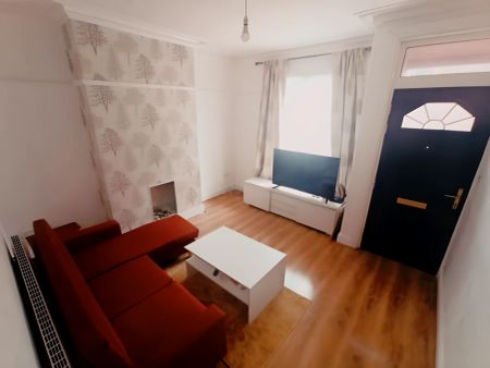 3 Bed 1 Bath - Photo 3