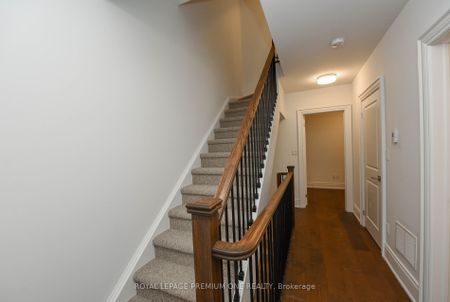 Condo Townhouse For Lease | W8016810 - Photo 5