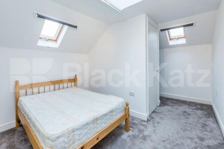Newly decorated top floor 2 bedroom in a large victorian Building - Photo 3