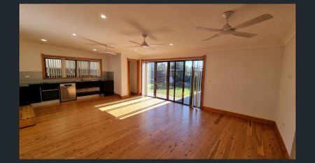 Large family home with extension and seperate 1 bedroom granny flat FAIRFIELD - Photo 2