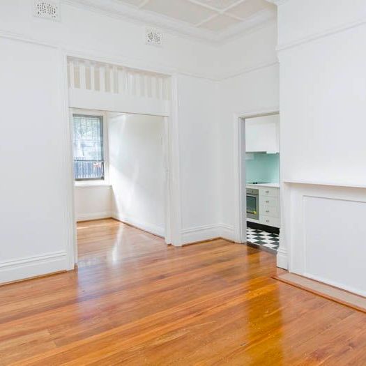 Modern One Bedroom Apartment In Excellent Location - Photo 1