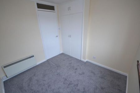 3 bedroom flat to rent - Photo 2