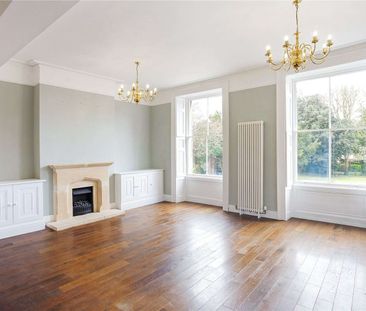 A lovely first floor three bedroom apartment - Photo 6