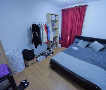 2 bedroom Flat in Flat 21, 45 Cardigan Road - Photo 3