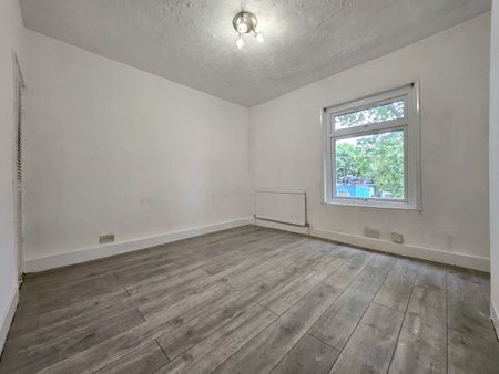 4 Bed Terraced House, Ferndale Road, LU1 - Photo 2