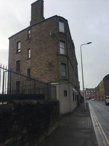 3 bedroom flat to rent - Photo 2