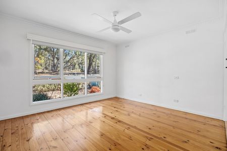 Light Filled 3 Bedroom Home Near Lake Weeroona - Photo 2