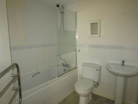 2 bed Apartment - To Let - Photo 5