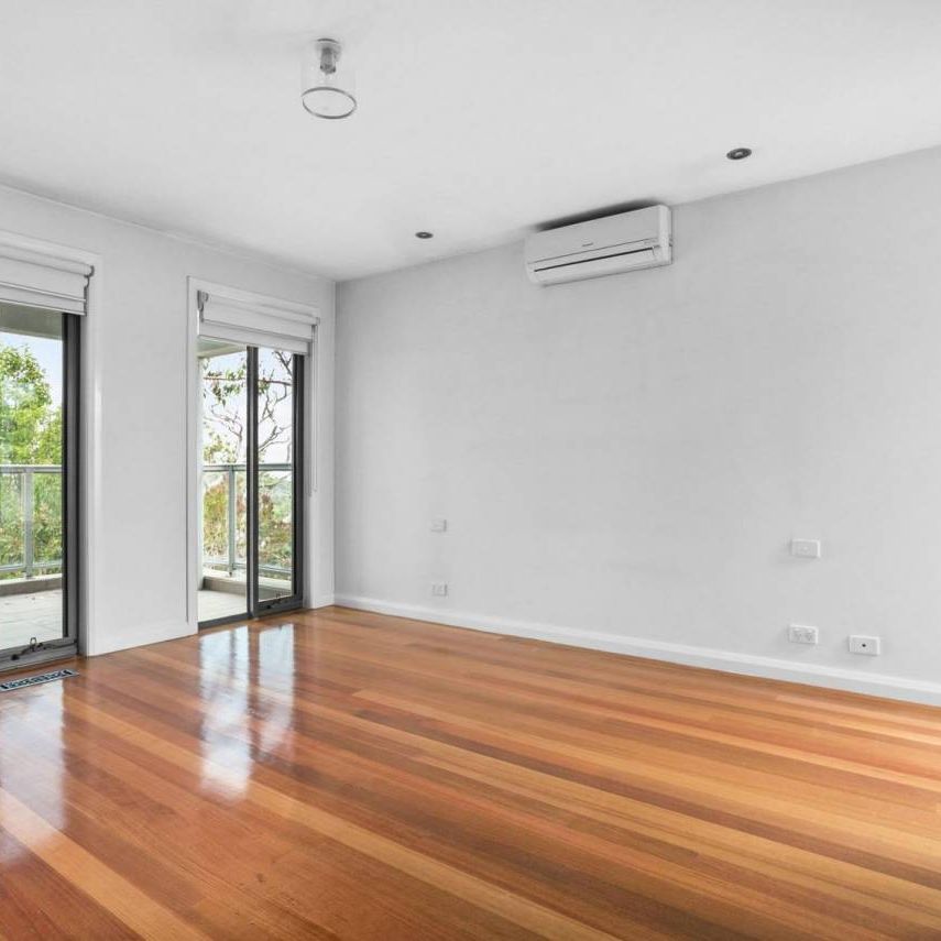 PRIME PARKDALE | FAMILY HOME | BAYSIDE LIVING - Photo 1