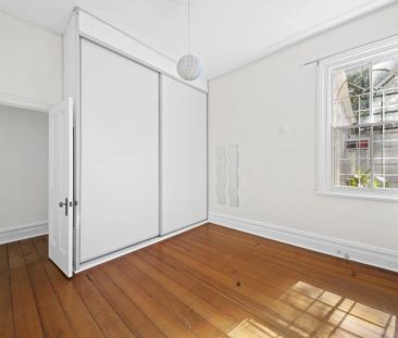 Charming Two-Bedroom Terrace with Sunny Courtyard Oasis in Queens Park - Photo 5