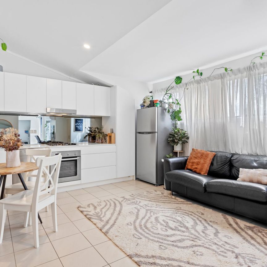 Spacious design with balcony & views | Top floor position - Photo 1