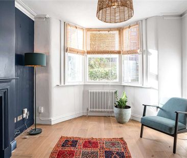 One bedroom flat within a period conversion with private garden. - Photo 3