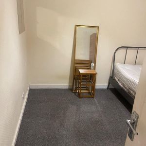 Room in a Shared House, Springfield Mount, NW9 - Photo 2