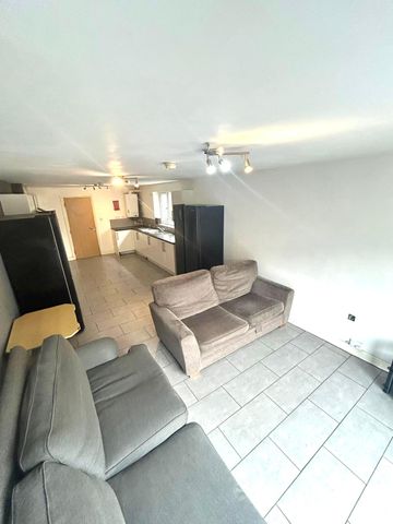 11 Bedroom Student Home – Llanbleddian Gardens - Photo 3