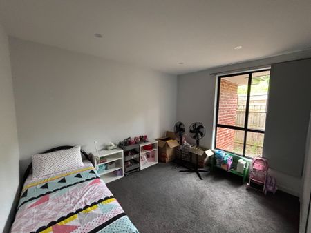 Quiet, Comfortable Living in a Convenient Croydon South Location - Photo 4
