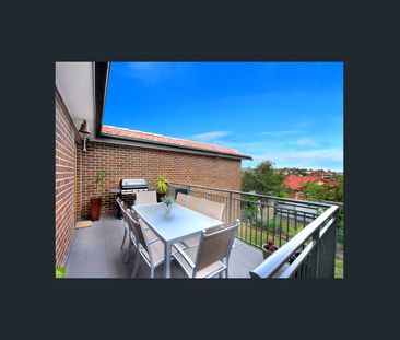 Spacious 3 Bedroom Home with Ample Storage - Photo 5