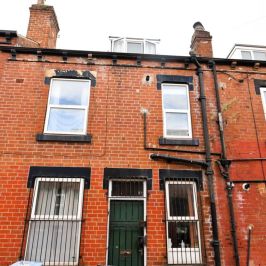 2 bedroom House in Harold View, Leeds - Photo 1